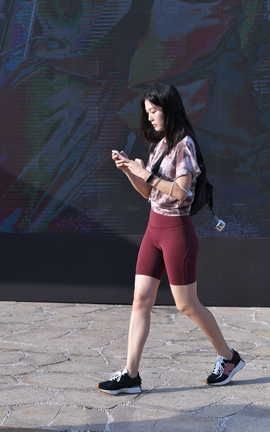 精选街拍作品 NO.1181 红色紧身短裤