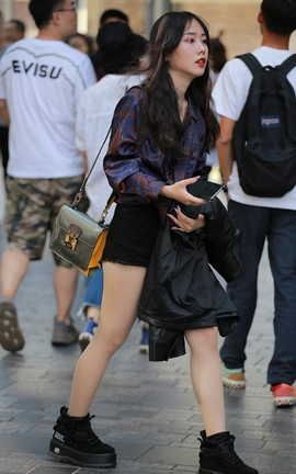 精选街拍作品 NO.0732 四九城嘎子街拍作品 肉丝热裤小妹_丽丝库