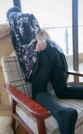 兔玩网二次元福利-椅上黑丝少女_丽丝库