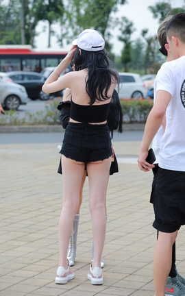 精选街拍作品 NO.0029 棒球帽性感身材月牙臀美腿美女高清原图_丽丝库