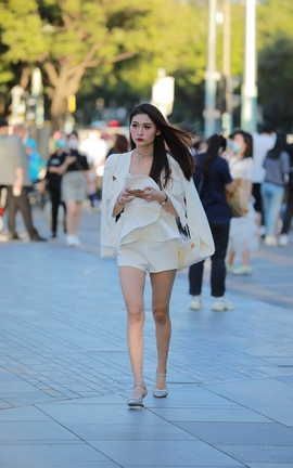 精选街拍作品 NO.0572 四九城嘎子街拍作品 漂亮的长腿大眼妹_丽丝库