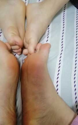 付费群足控大神 多人系列-猜猜这是几个人的脚丫_丽丝库