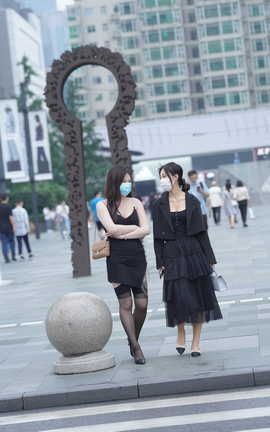 精选街拍作品 NO.1481 漂亮的吊带黑丝美女_丽丝库