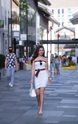 精选街拍作品 NO.1066 视觉冲击街拍作品 裹胸性感的天然美女_丽丝库