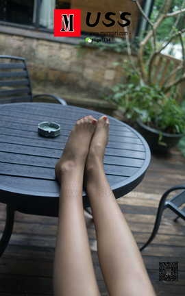 慕丝女郎MussGirl NO.273 院落一角的黑丝足迹(续)_丽丝库