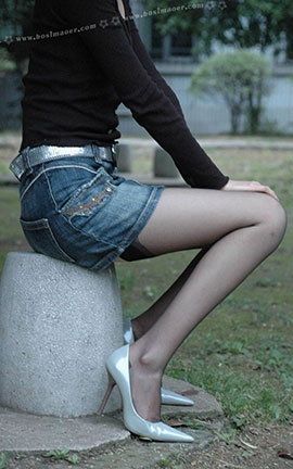 波斯猫儿个人丝袜写真 No.012 超短牛仔裙黑丝袜美女_丽丝库