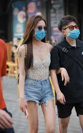 精选街拍作品 NO.0798 四九城嘎子街拍作品 热裤长腿女友_丽丝库
