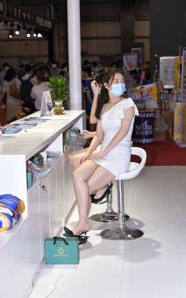 精选街拍作品 NO.1231 前台小姐姐街拍_丽丝库