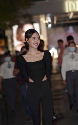 精选街拍作品 NO.1592 黑色紧身长裤小姐姐_丽丝库