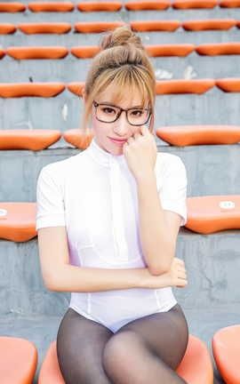 爱露出全站付费资源-丝袜美女  在大学操场的看台上_丽丝库