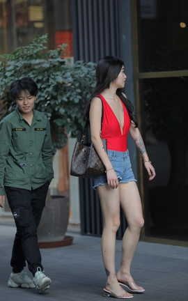 精选街拍作品 NO.0125 牛仔热裤美女_丽丝库