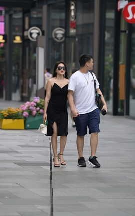 精选街拍作品 NO.0687 视觉冲击街拍作品 性感的吊带开叉裙美女_丽丝库