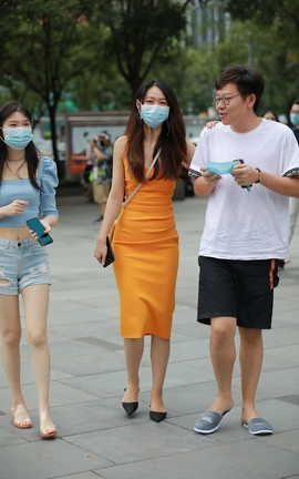 精选街拍作品 NO.0755 四九城嘎子街拍作品 黄色包臀裙闺蜜_丽丝库