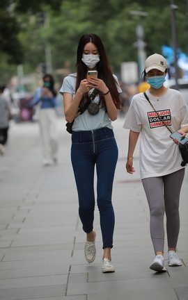 精选街拍作品 NO.1300 玻璃街拍作品 紧身提臀裤小姐姐_丽丝库