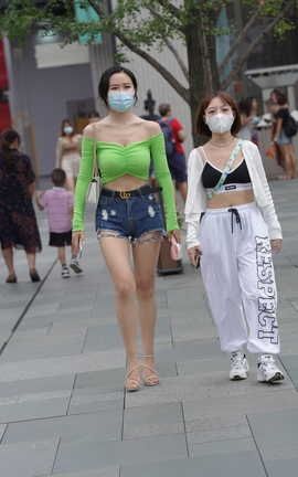 精选街拍作品 NO.1533 热裤丰腴美女_丽丝库