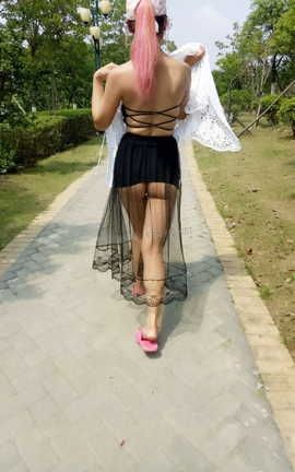 爱露出全站付费资源-户外人前 娇妻再露一手：公园情趣_丽丝库