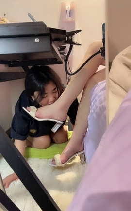 套路直播-橘子没熟-圈养女高母畜-可爱闺蜜羞涩舔脚[720X1280 4分53秒]_丽丝库