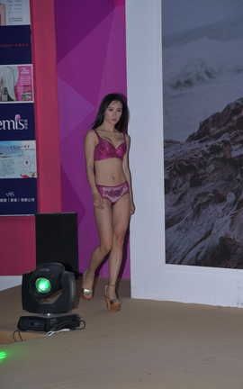 精选街拍作品 NO.1098 视觉冲击街拍作品 天生爱看内衣SHOW 喜欢哪个