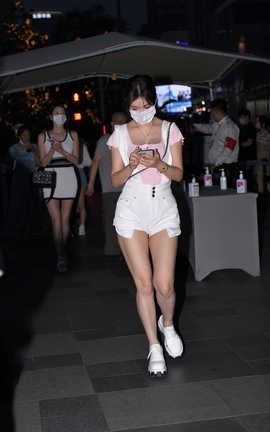 精选街拍作品 NO.1411 超短白裤_丽丝库