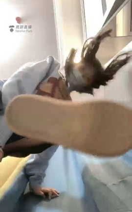 套路直播-阿月-脏鞋底踩踏面包 脏袜底 喂食 第一视角裙底[544X960][26分17秒]_丽丝库