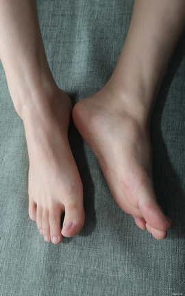 Pary摄影 NO.007 极品美女小芳大冬天穿上性感吊带展示美脚_丽丝库