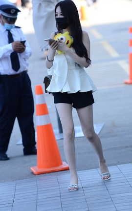 精选街拍作品 NO.1246 戴着黑色口罩的漂亮美女_丽丝库