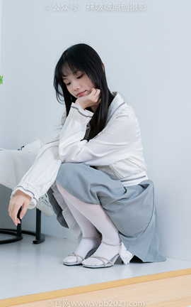 袜啵啵BoBoSocks NO.468 甜甜圈-高跟凉鞋、厚白丝、裸足、丝袜和裸足踩蓝莓剧情_丽丝库