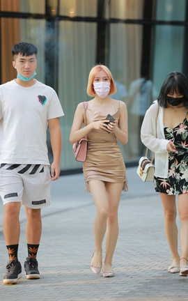 精选街拍作品 NO.0599 四九城嘎子街拍作品 金色包臀裙女友_丽丝库