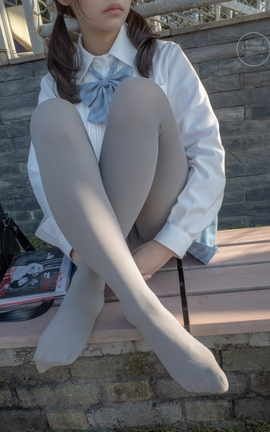 森萝财团 有料 030 小香 户外公园里的JK制服灰丝美腿_丽丝库