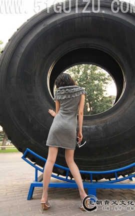 王朝贵足 No.429 雨蝶灰丝凉鞋连身短裙轮胎女郎系列_丽丝库