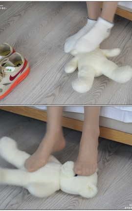 袜啵啵BoBoSocks NO.118 稚予-运动鞋白棉袜肉丝踩小熊玩偶[1920X1080][]_丽丝库