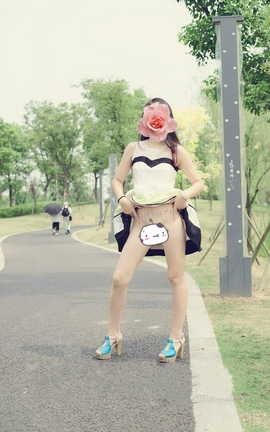 爱露出全站付费资源-转载区  肤白貌美的美女野外露出_丽丝库