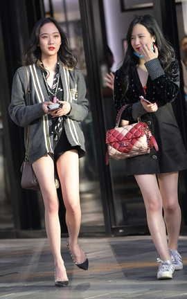 精选街拍作品 NO.0817 魂魂街拍作品 迷人的长腿妹儿_丽丝库