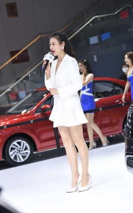 精选街拍作品 NO.1170 白裙丝袜高跟鞋主持人_丽丝库