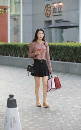精选街拍作品 NO.0624 四九城嘎子街拍作品 购物的漂亮美女_丽丝库