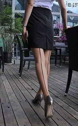 异思趣向IESS美足写真 丝足诱惑 模特：小雪《OL制服黑丝》2_丽丝库