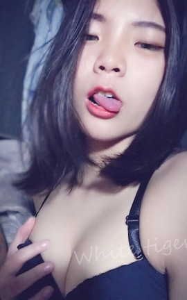 小浪女 白虎 YL 闹市人前露出 part3_丽丝库