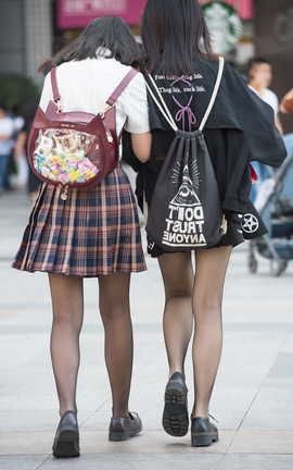 精选街拍作品 NO.0966 小透明DK街拍作品 街拍一起逛街的美少女黑丝网袜_丽丝库