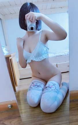 一只肉酱阿-蓝白条纹袜