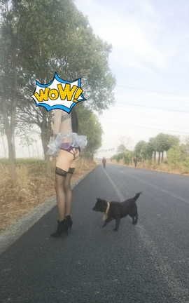 爱露出全站付费资源-转载区  户外露出：魔鬼身材，就不信你不想看_丽丝库