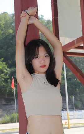 Pary摄影 NO.021 极品美女校花思思全程赤脚拍照后亮出脏脚底_丽丝库