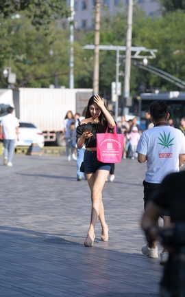 精选街拍作品 NO.0099 美丽动人的热裤小姐姐_丽丝库