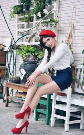 台湾美人蔡譯心，肉色丝黑色丝外拍（1）