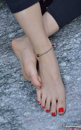 ecolog美足极品-护校美女小雪儿的清新白N极品玉足1_丽丝库