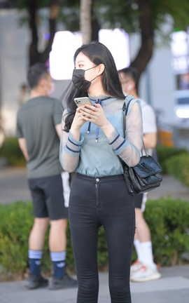 精选街拍作品 NO.1427 黑色紧身牛仔裤_丽丝库