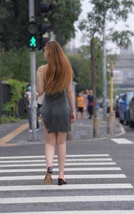 精选街拍作品 NO.1364 一始街拍作品 灰色短裙美女 part3_丽丝库