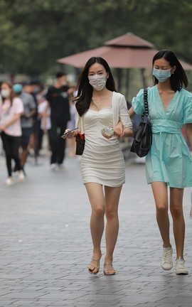 精选街拍作品 NO.0802 四九城嘎子街拍作品 性感包臀裙闺蜜_丽丝库