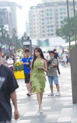 精选街拍作品 NO.1216 绿色性感挂脖荷叶边街拍裙装 part1_丽丝库