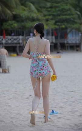 海滩上白皙 性感 的熟女_丽丝库