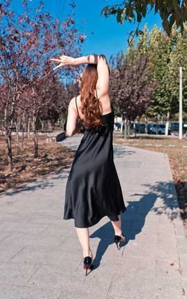 精选街拍作品 NO.0804 御风街拍 网红艾小青在石榴公园的裸足和黑丝 part2_丽丝库